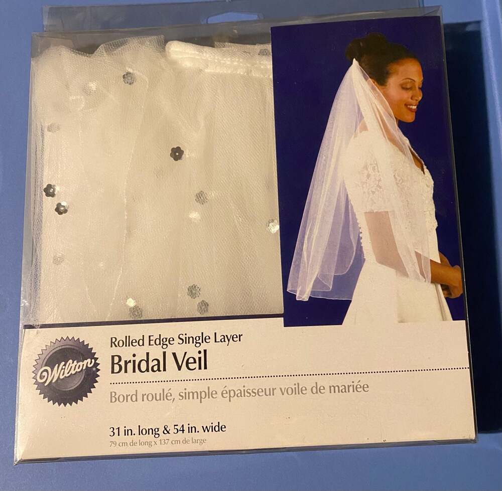 Wilton Rolled Edge Single Layer Bridal Veil, 31 in. long & 54 in. wide